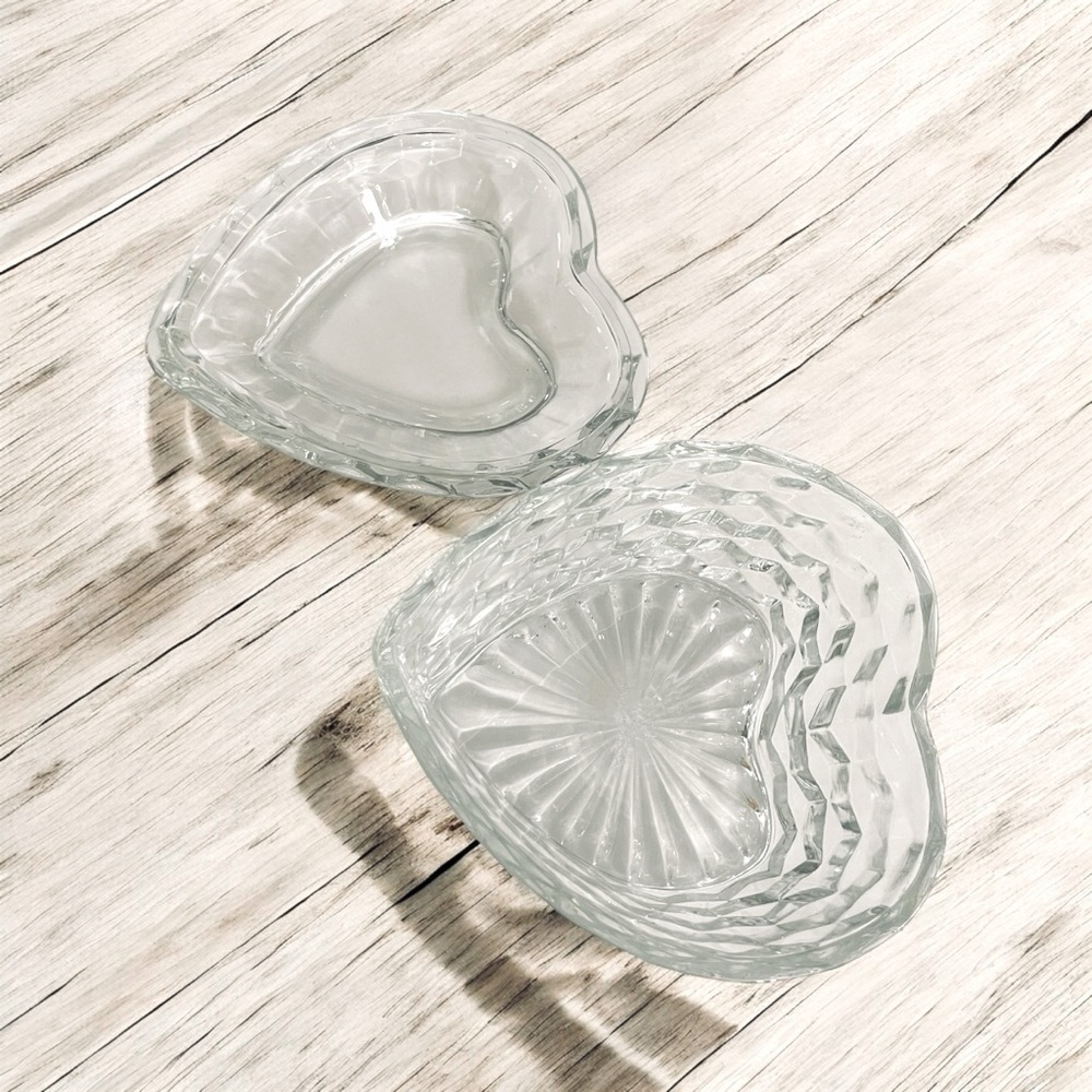 Homco Clear Glass Heart Shaped Small Lidded Trinket Box - Picture 3 of 10